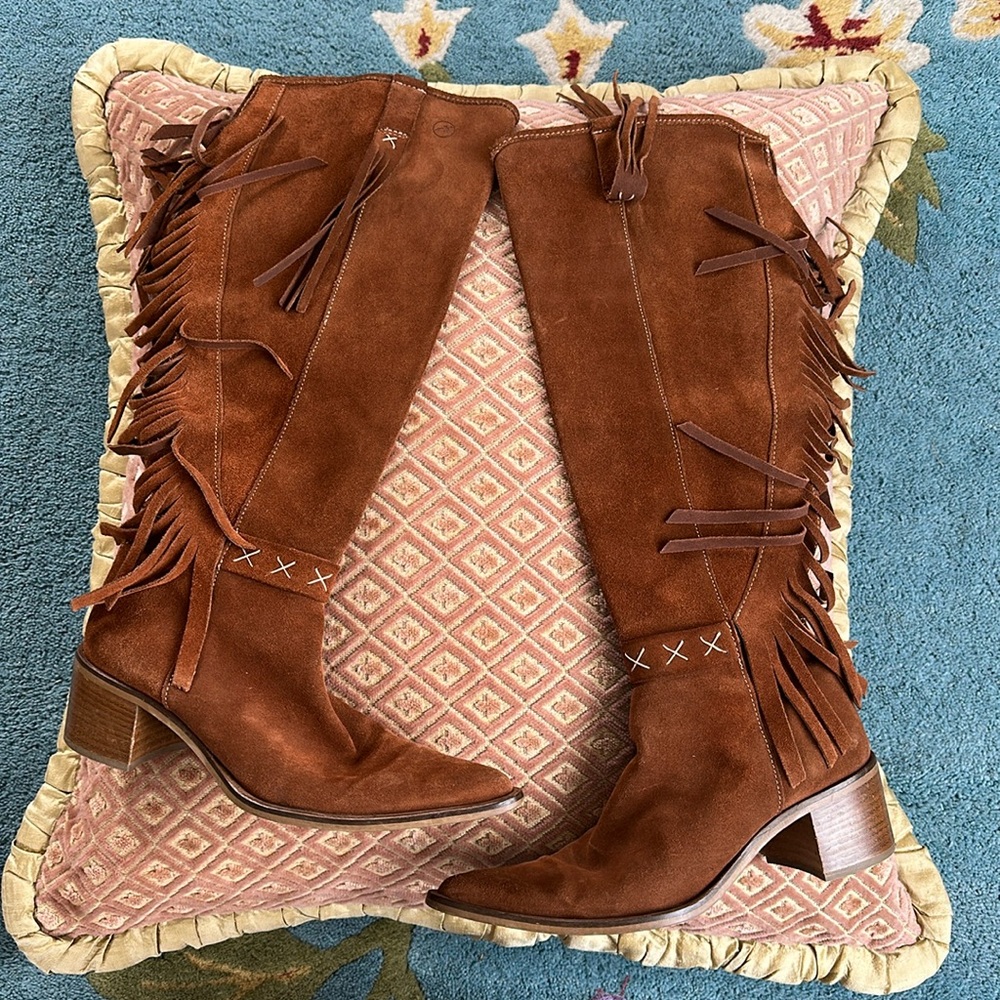 Tall suede fringe boots; Bronx; Size 9; very lightly worn.